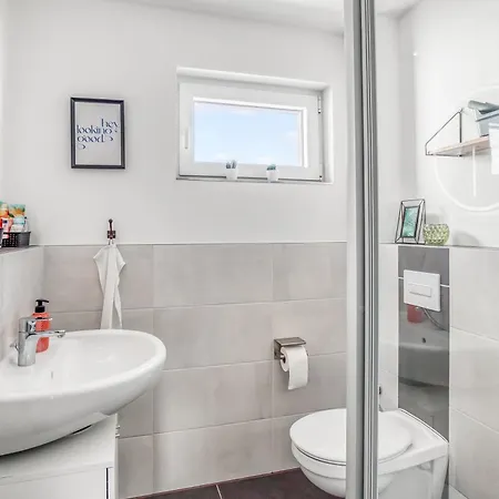 Stillvolle Bei Koeln / Bonn Flughafen *