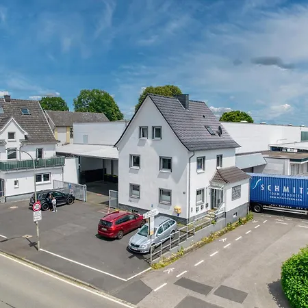 Stillvolle Bei Koeln / Bonn Flughafen Apartment
